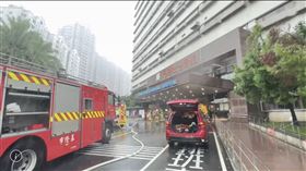 ▲基隆長庚醫院傳出火警，13樓頂樓管道間不斷冒出白煙。（圖／翻攝畫面）
