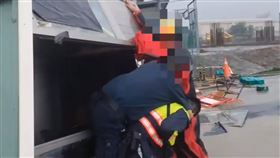 工地警衛亭，被瞬間陣風吹掀90度側躺，一名警衛重摔受困。（圖／翻攝畫面）