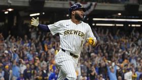 ▲釀酒人新秀奇里歐（Jackson Chourio）同1場季後賽敲2發追平轟，追平貝比魯斯（Babe Ruth）。（圖／美聯社／達志影像）