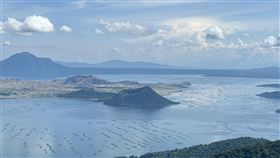 菲律賓塔爾火山菲律賓的塔爾火山位於大馬尼拉地區以南約50公里的湖泊當中，號稱全球最小的活火山，鄰近的山城大雅台市是絕佳觀景地點。圖中較低矮者為主要噴發的火山口。中央社記者林行健大雅台攝  113年10月3日