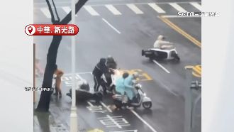 高雄市區颳12級強風　6騎士集體被風吹倒