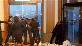 漢來大飯店員工肉身擋大門阻風雨。（圖／翻攝畫面）