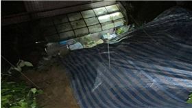 山陀兒挾帶強風豪雨來襲，基隆信義區山區昨（2日）深夜驚傳土石流災害，一戶民宅後門遭大量土石圍堵，所幸一家5口及時撤離，並未釀成傷亡憾事。（圖／翻攝畫面）