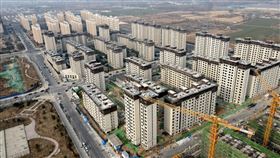 中國房市開年不利  元旦假期成交面積跌逾2成據陸媒3日報導，中國房市2024開年不利，元旦假期期間，成交面積較去年下降逾2成。圖為2023年12月15日，北京市一處在建住宅。（中新社提供）中央社  113年1月3日