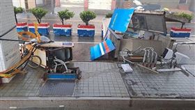 小琉球加油站機台被連根拔起，非常嚇人。（圖／翻攝記者爆料網）