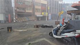 巨型採光罩墜落，隨浪打穿。（圖／翻攝畫面）