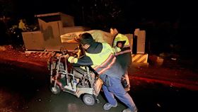 老翁颱風夜連人帶車困在路邊，場面相當危險。（圖／警方提供）