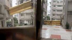 屏東社區傳巨響！「基地台砸落」驚悚瞬間曝　女網友開窗嚇傻了。（圖／翻攝自臉書內埔鄉）