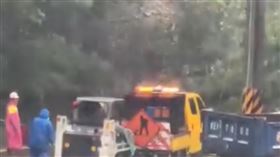 走山瞬間也讓驚睹全程的駕駛嚇壞。（圖／翻攝自台東大小事）