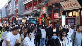 北京紅色旅遊  強化中共敘述的歷史（3）中共的十一假期期間，家戶商店都掛起紅色五星旗。圖為北京前門大街的人流，以及商店門口掛著紅旗。中央社記者呂佳蓉北京攝  113年10月3日