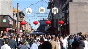 中共建政75年  經濟復甦成大挑戰（2）今年10月1日前夕，中國頒布一系列寬鬆的刺激經濟政策，一線城市房地產的限購令也進行調整。中國媒體的報導仿佛一切向好，但是實際狀況如何還有待官方進一步公布經濟數據。圖為今年十一假期期間，北京前門大柵欄的人潮。中央社記者呂佳蓉北京攝  113年10月3日