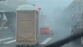 山陀兒吹走移動廁所　（圖／翻攝自threads＠__gangking）