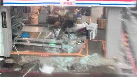 ▲漢神百貨旁的萊爾富，大門、落地窗正片全碎，店內被強風席捲肆虐，一片狼籍。（圖／翻攝自記者爆料網）