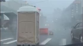 快訊／山坨兒暴力狂掃！高雄路上驚見「真・移動廁所」：違規闖紅燈