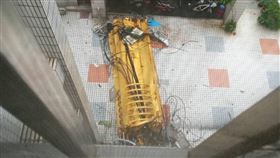 屏東社區傳巨響！「基地台砸落」驚悚瞬間曝　女網友開窗嚇傻了。（圖／翻攝畫面）