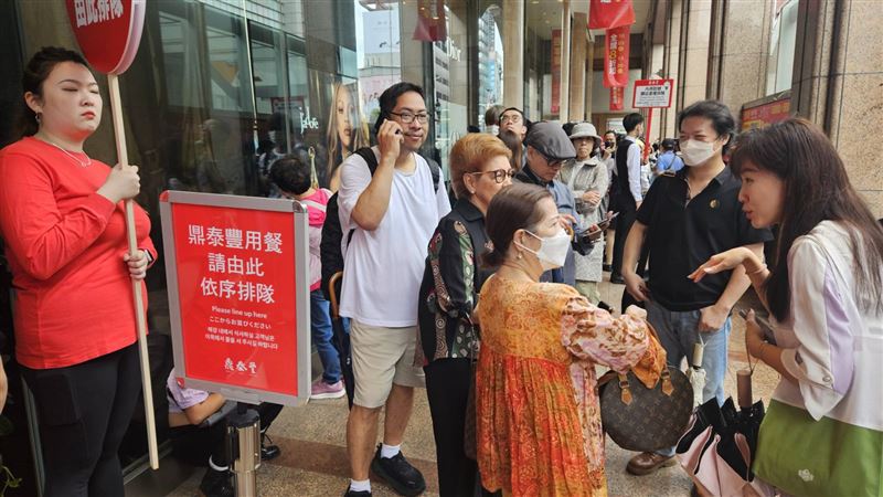 週年慶「這櫃」人爆多！他讚：台灣最好吃