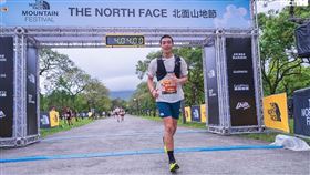 牧森首次挑戰14公里越野跑，即使中途抽筋仍堅持完賽抵達終點。（圖／THE NORTH FACE提供）