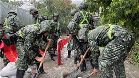 官兵協助公所擺放「導水板」及清理道路碎石（圖／國防部提供）