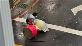 OPEN將「颱風天落跑」，員工奮力拖回。（圖／翻攝自Threads）