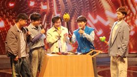 康康（中）飆唱好歌（圖／中視提供）