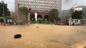 大雨狂炸基隆 東信路成小河