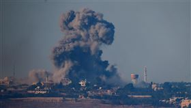 以色列空軍空襲黎巴嫩南部村莊後，露出濃濃白煙（圖／路透社／達志影像）