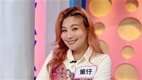 董仔裙子被吹飛，大露內褲屁股被看光。（圖／翻攝自董仔臉書）