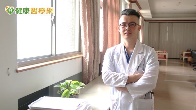 大林慈濟醫院心臟血管照護團隊許永亨醫師表示,洗腎透析患者血管比一般人容易出現問題,定期回診檢查心血管健康,並保持良好生活習慣,才能預防血栓的發生