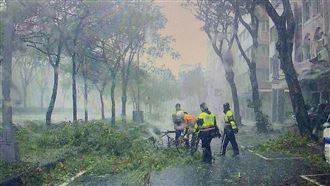 高雄有天使！熱褲妹徒手挖水溝清淤4萬讚