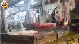 環南市場知名店家「中信」牛肉店在雅勝屠宰牛隻，卻在屠宰前強行灌水以增加重量，這在當地早已是公開的秘密。（圖／本刊攝影組）