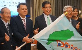 北美台灣醫師義診團授旗