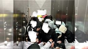 大陸黃金周1房難求　1間公廁擠20遊客睡覺（圖／微博）
