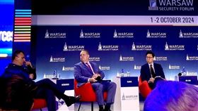 林飛帆參加華沙安全論壇國安會副秘書長林飛帆（右）於2024年華沙安全論壇上，與波蘭空軍副司令維斯紐斯基（左）及美國國防部前東亞事務副助理部長柯林克（中）共同討論中俄軍事合作對全球安全的影響。（波蘭代表處提供）中央社記者林尚縈柏林傳真  113年10月3日