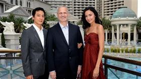 吳彥祖岳父Gary Selesner（中）於美國時間9月9日逝世，死因沒有對外公布。（圖／翻攝自微博）