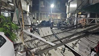 高雄前鎮鐵皮屋頂被一路颳進社區！慘況曝