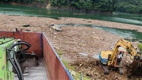 翡翠水庫堆大量漂流木  翡管局：颱風後加速清理颱風山陀兒襲台，翡翠水庫上游堆積大量垃圾與漂流木。台北翡翠水庫管理局3日表示，受氣候影響導致漂流木等雜物數量難測，待颱風過後將加速清理。（台北翡翠水庫管理局提供）中央社記者劉建邦傳真  113年10月3日