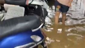 騎樓淹水高度甚至快到膝蓋。（圖／翻攝畫面）