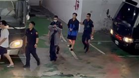 ▲彭振聲下囚車後一度面露微笑，心情顯得相當輕鬆。（圖／翻攝畫面）