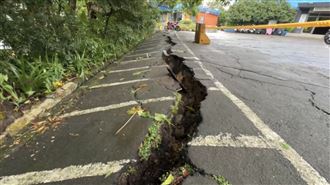 新／崇右科大側門坍方　地面驚見超大裂縫
