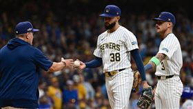 ▲威廉斯（Devin Williams）生涯在季後賽首敗，讓釀酒人在外卡系列賽遭到淘汰。（圖／路透社／達志影像）