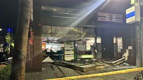 高雄3超商店員，「肉身擋玻璃門」，秒被吹爆，現況曝，網驚:整間像被炸掉(圖／民眾提供)