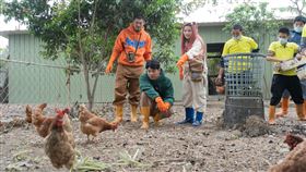 董仔（右起）、八弟與Leo王到彰化庇護農場，體驗一日農場工作。（圖／公視台語台提供）