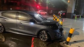 基隆酒駕衝撞市警局。（圖／翻攝畫面）