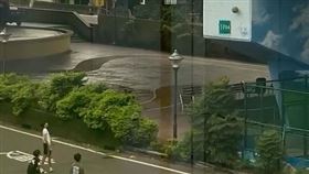 放颱風假，台中大里，國中生， 在車道拿籃球丟高架橋墩(圖／翻攝自陳俞樺臉書)