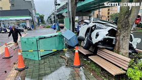 苗栗,竹南,誤踩油門,暴衝,連環撞（圖／翻攝畫面）