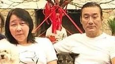 香港影帝梁家輝跟老婆江嘉年、雙胞胎女兒「Chloe」梁穎晨、「Nikkie」梁靜禧、全家福。IG