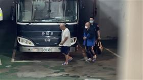 ▲北檢首度提訊應曉薇助理吳順民（後）、朱亞虎（前）。（圖／翻攝畫面）