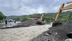 南迴公路三和路段野溪暴漲土石流淹沒路面台東南迴地區3日深夜至4日清晨滂沱大雨，南迴公路太麻里三和路段野溪暴漲，土石流淹沒道路，此路段從清晨4時過後雙向中斷，大型機具進場搶修中。中央社記者盧太城台東攝  113年10月4日