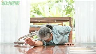 打噴嚏、伸懶腰也會骨折！醫授「5招防壓迫性骨折」