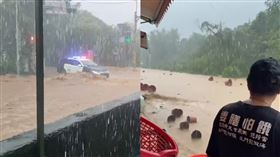 陽明山上金山區名流路泥石滑落。（圖／翻攝自Threads@lannn._11o5、翻攝畫面）